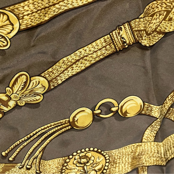 34 x 34 HERMES silk scarf / foulard in pre-loved condition - Picture 3 of 9